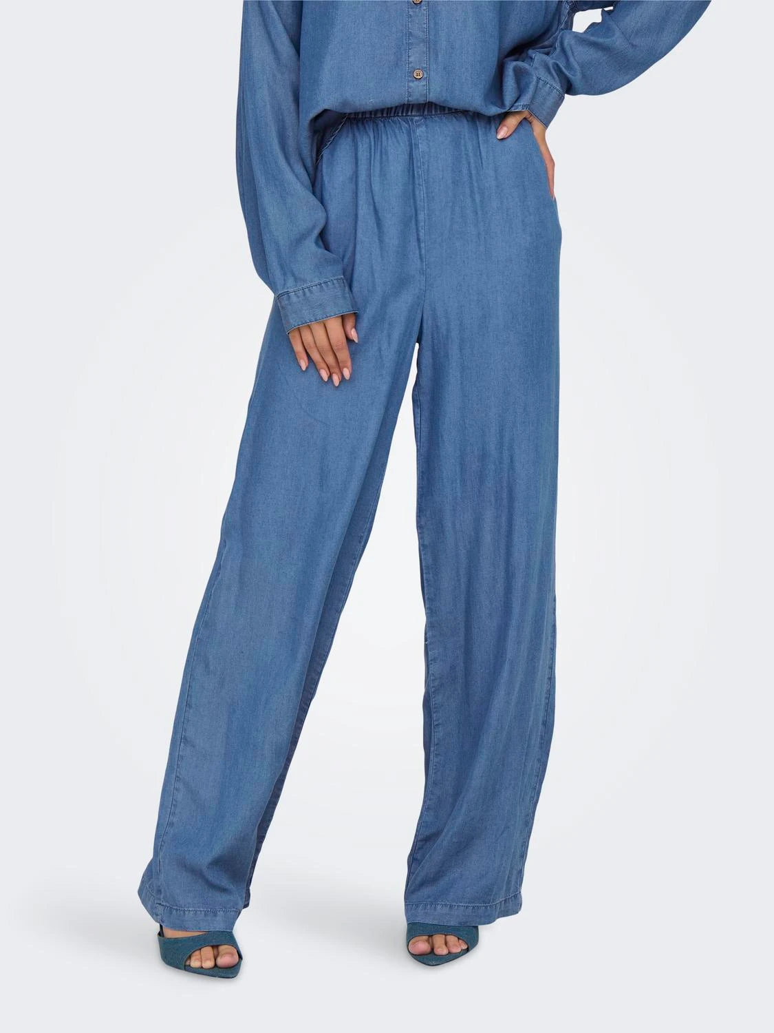 ONLY CHARIS Byxor Rak passform Medium Blue Denim