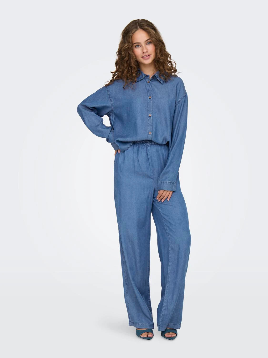 ONLY CHARIS Byxor Rak passform Medium Blue Denim