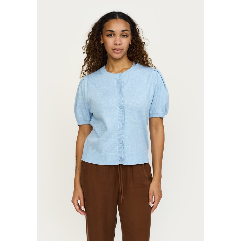 Beställningsvara: SOFT REBELS MARLA SS O-ringad Kofta Stickad Ljusblå/Windsurfer Melange SR325-200