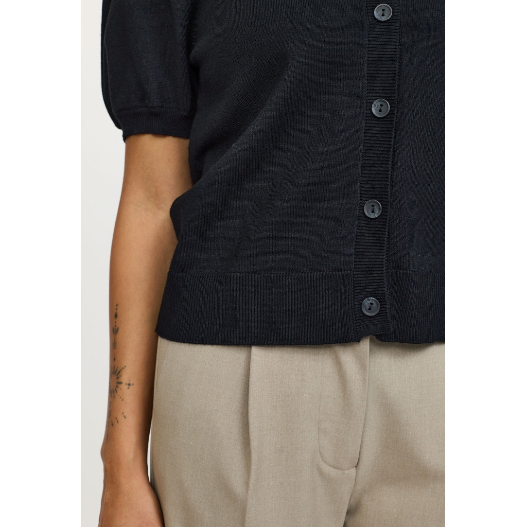 Beställningsvara: SOFT REBELS MARLA SS O-ringad Kofta Stickad Svart SR325-200