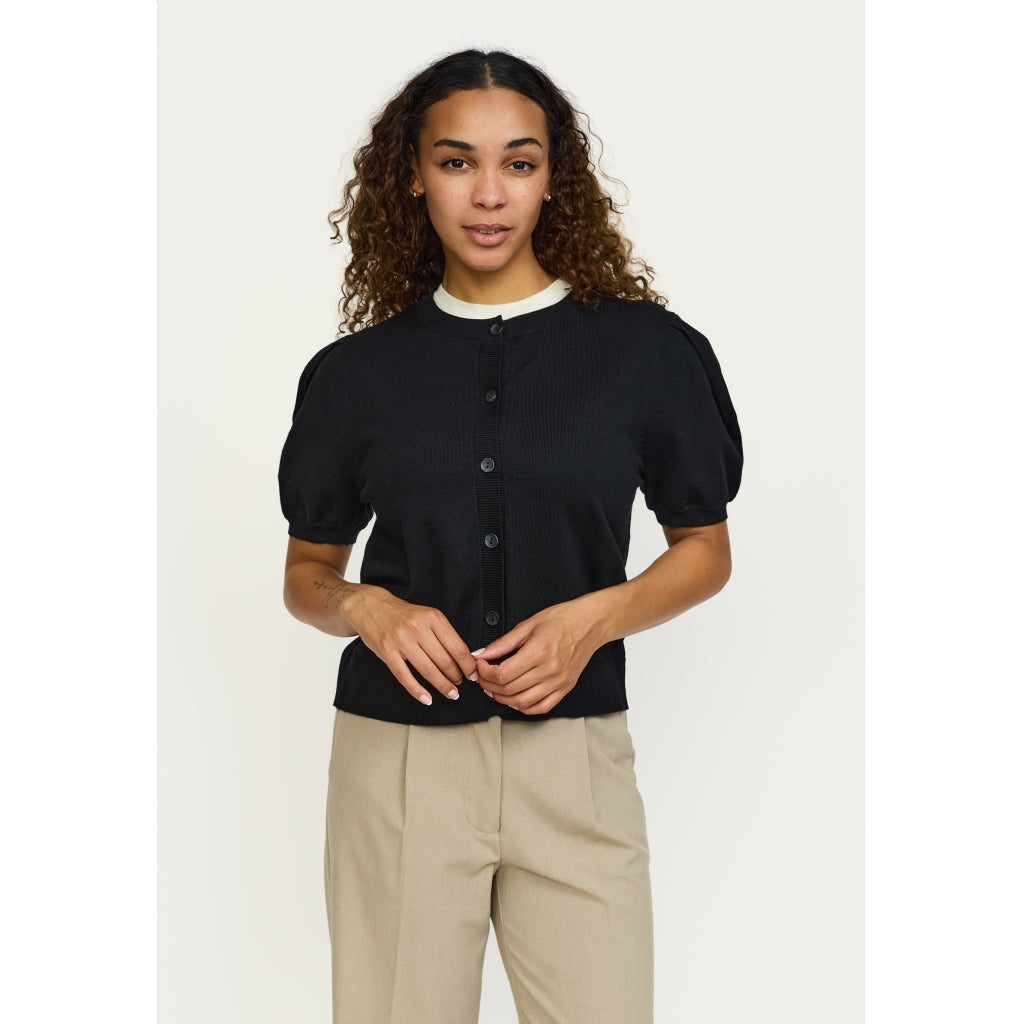 Beställningsvara: SOFT REBELS MARLA SS O-ringad Kofta Stickad Svart SR325-200