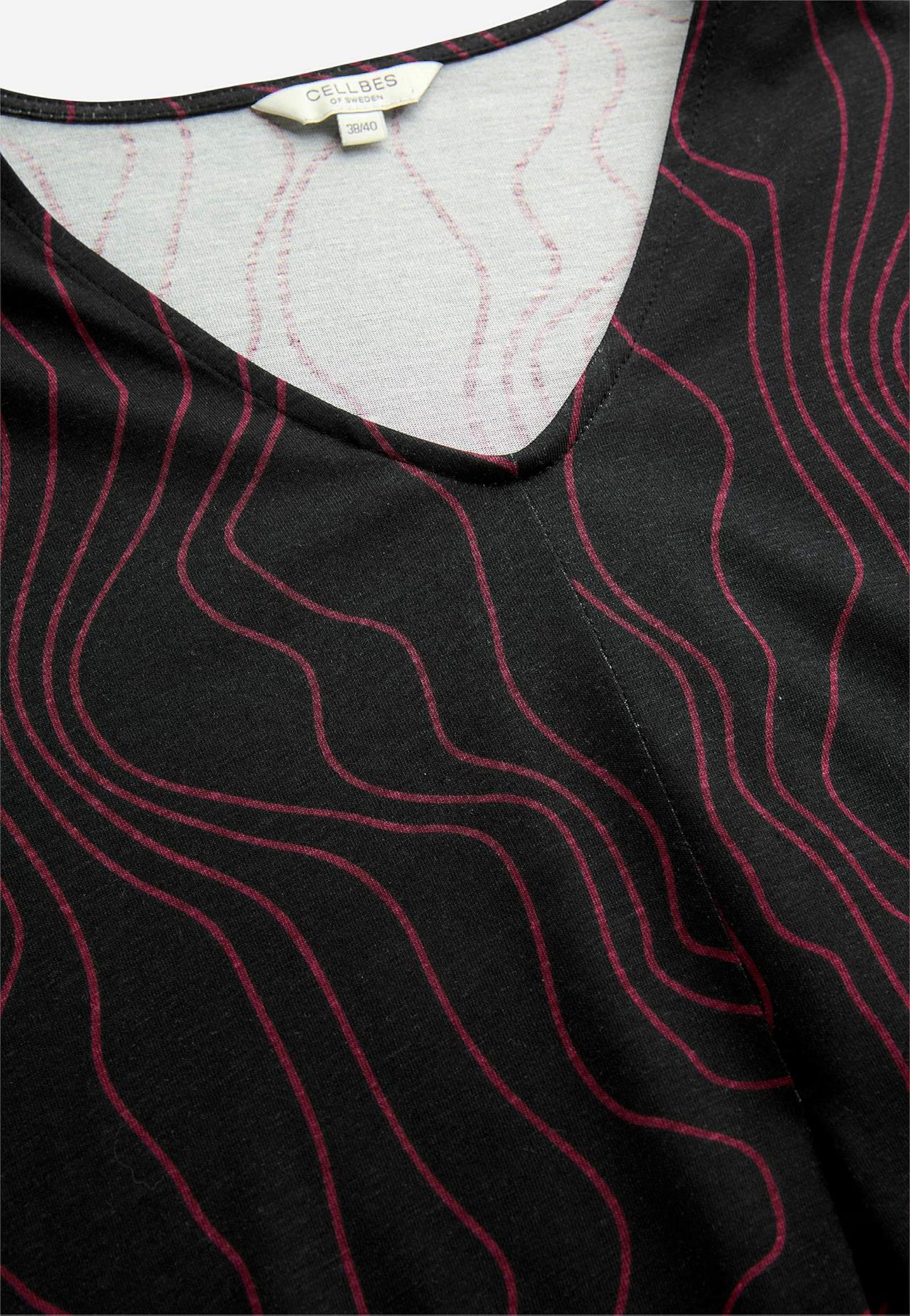 CELLBES ETNA V-ringad Trikåklänning  Svart/Vinröd/Mönstrad 700521