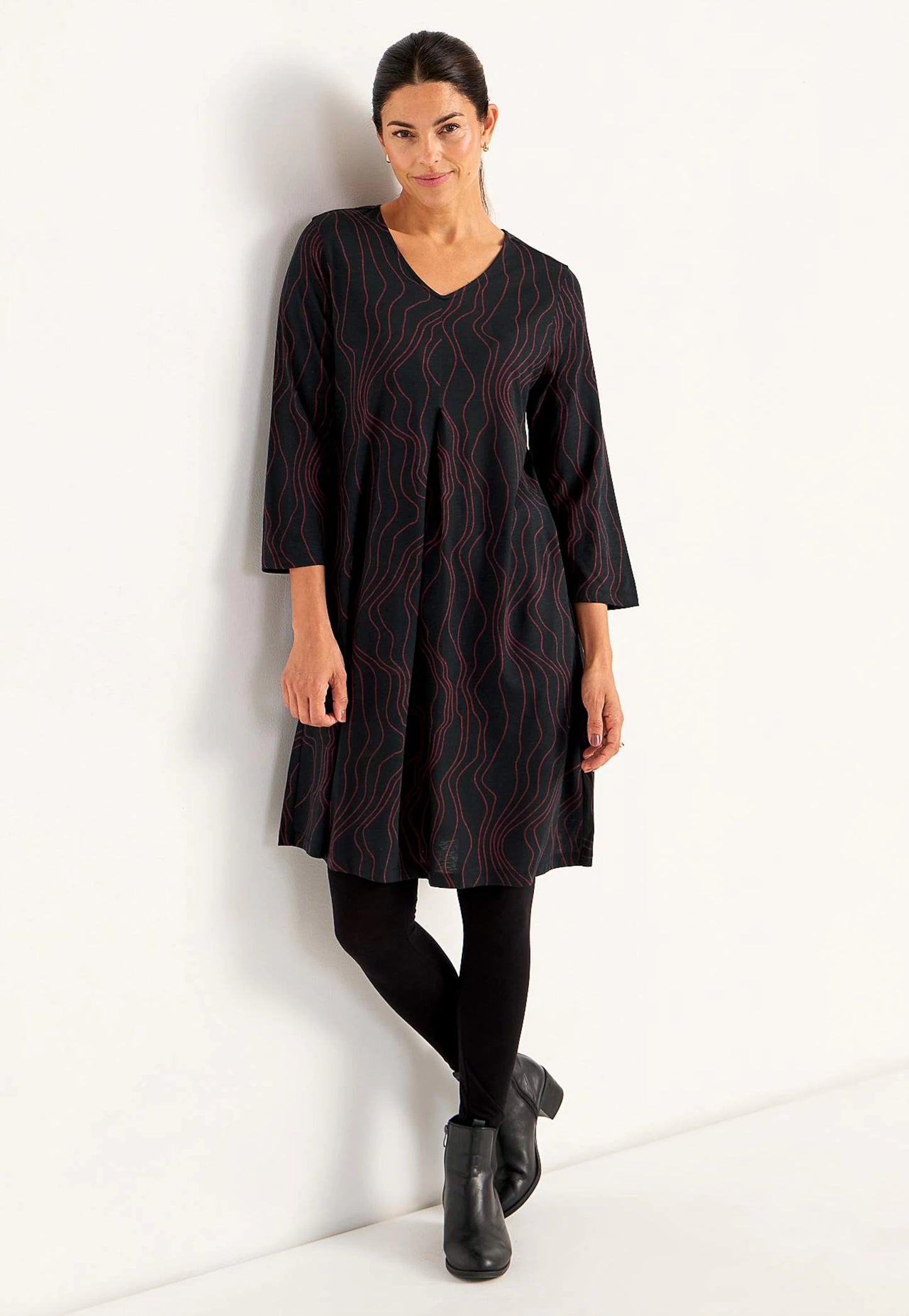 CELLBES ETNA V-ringad Trikåklänning  Svart/Vinröd/Mönstrad 700521