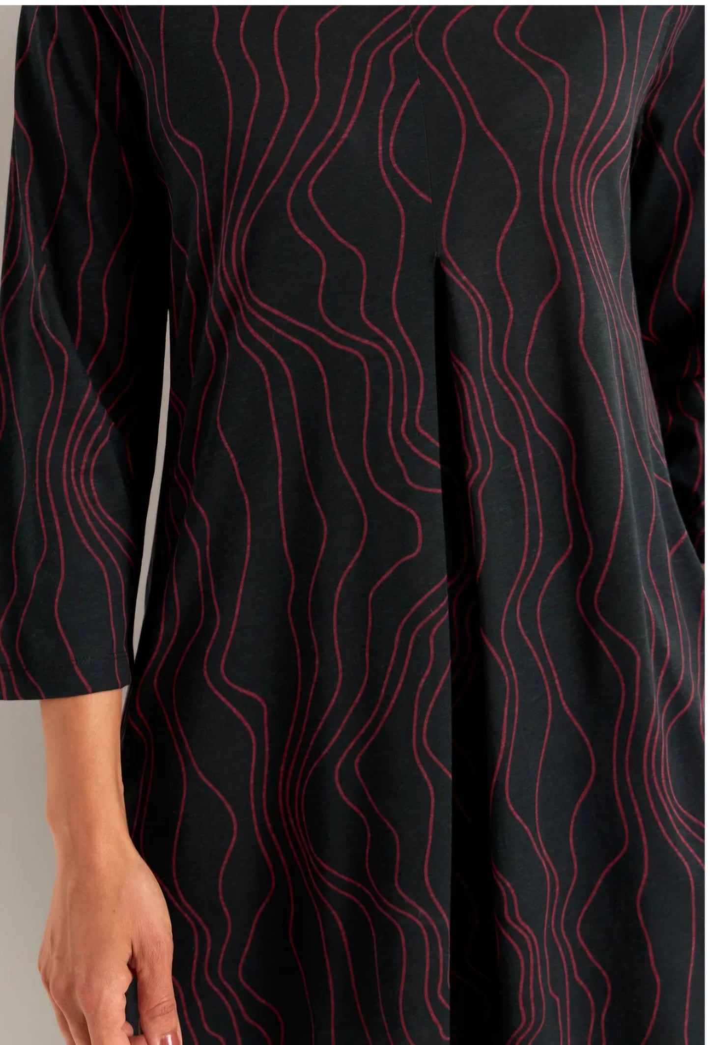 CELLBES ETNA V-ringad Trikåklänning  Svart/Vinröd/Mönstrad 700521