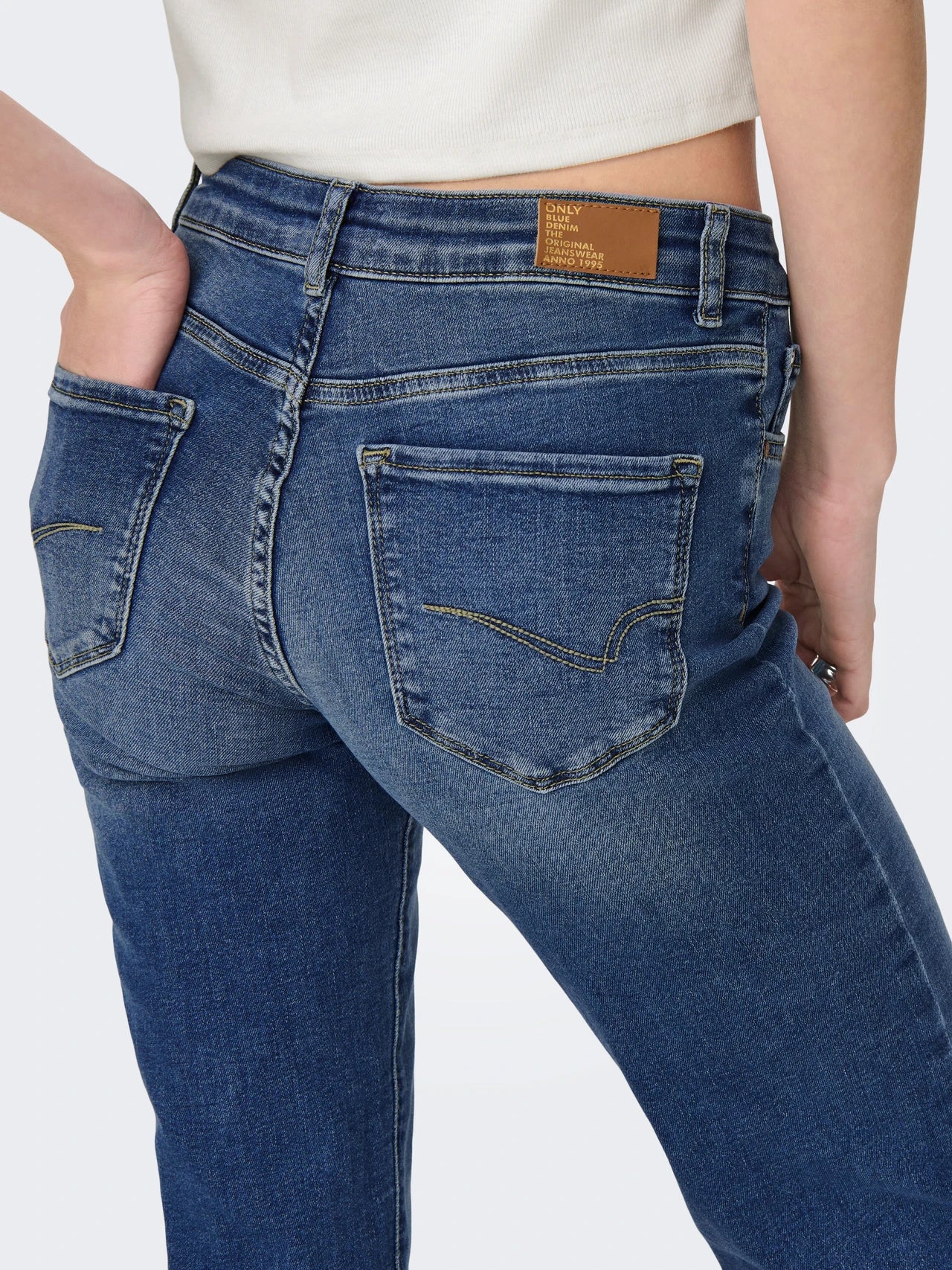 ONLY ALICIA Medelhög midja Rak passform Jeans Medium Blue