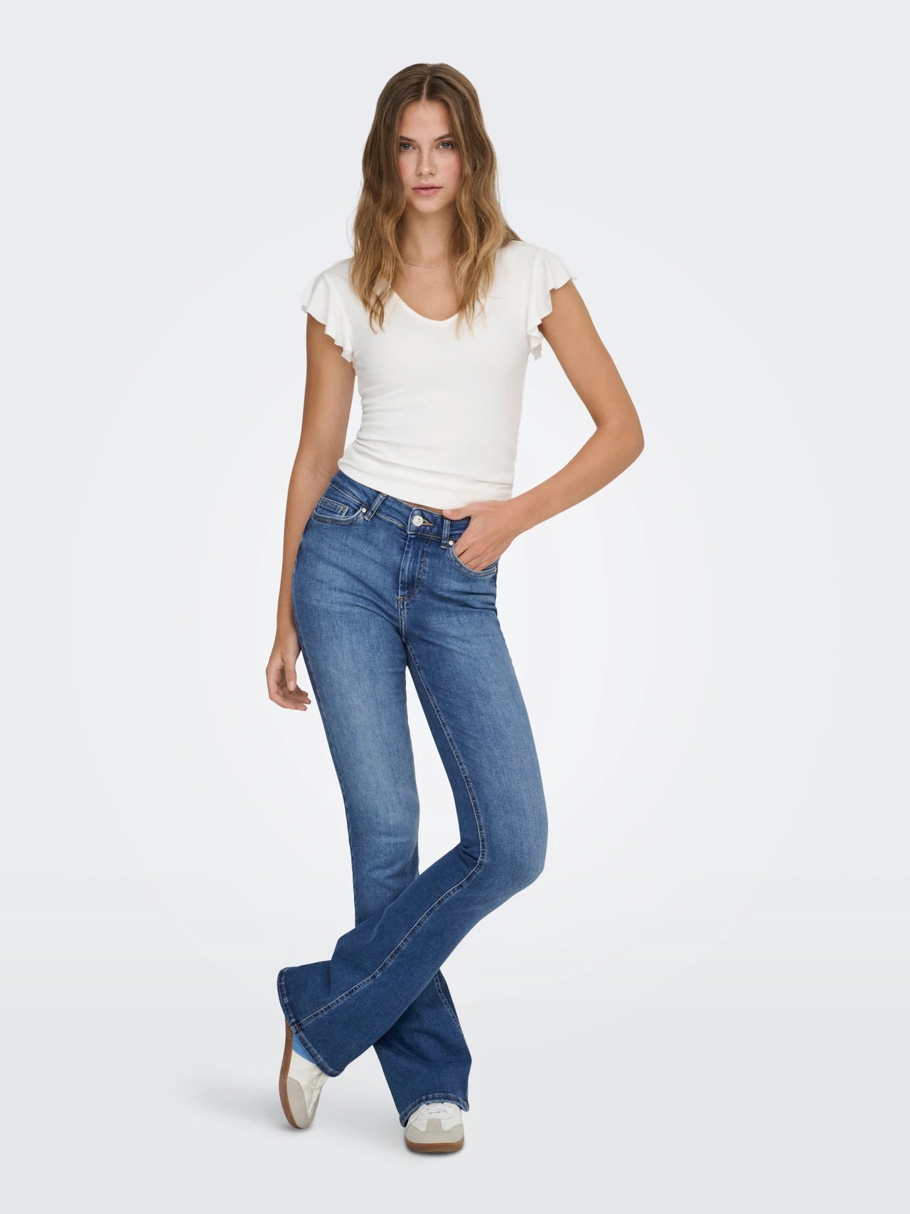 ONLY BLUSH Jeans Medelhög midja Utsvängd passform Blått/Medium Blue Denim 15223514